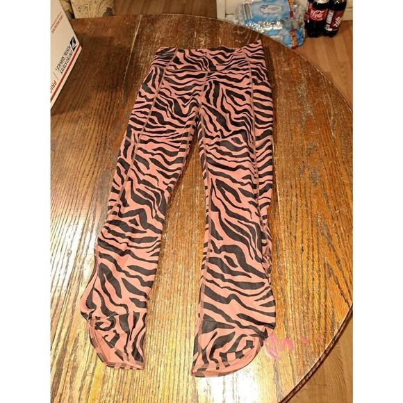 New Small Fabletics PureLuxe Oasis Twist 7/8 Leggings Mahogany Zebra Stroke NWOT - Picture 8 of 9